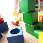 ネフ（Naef）社／スイス 「リグノ」のレビュー｜4色×4個の立方体と円柱で構成された積み木　クリスマスプレゼントにもおすすめ！｜スイスのおもちゃ