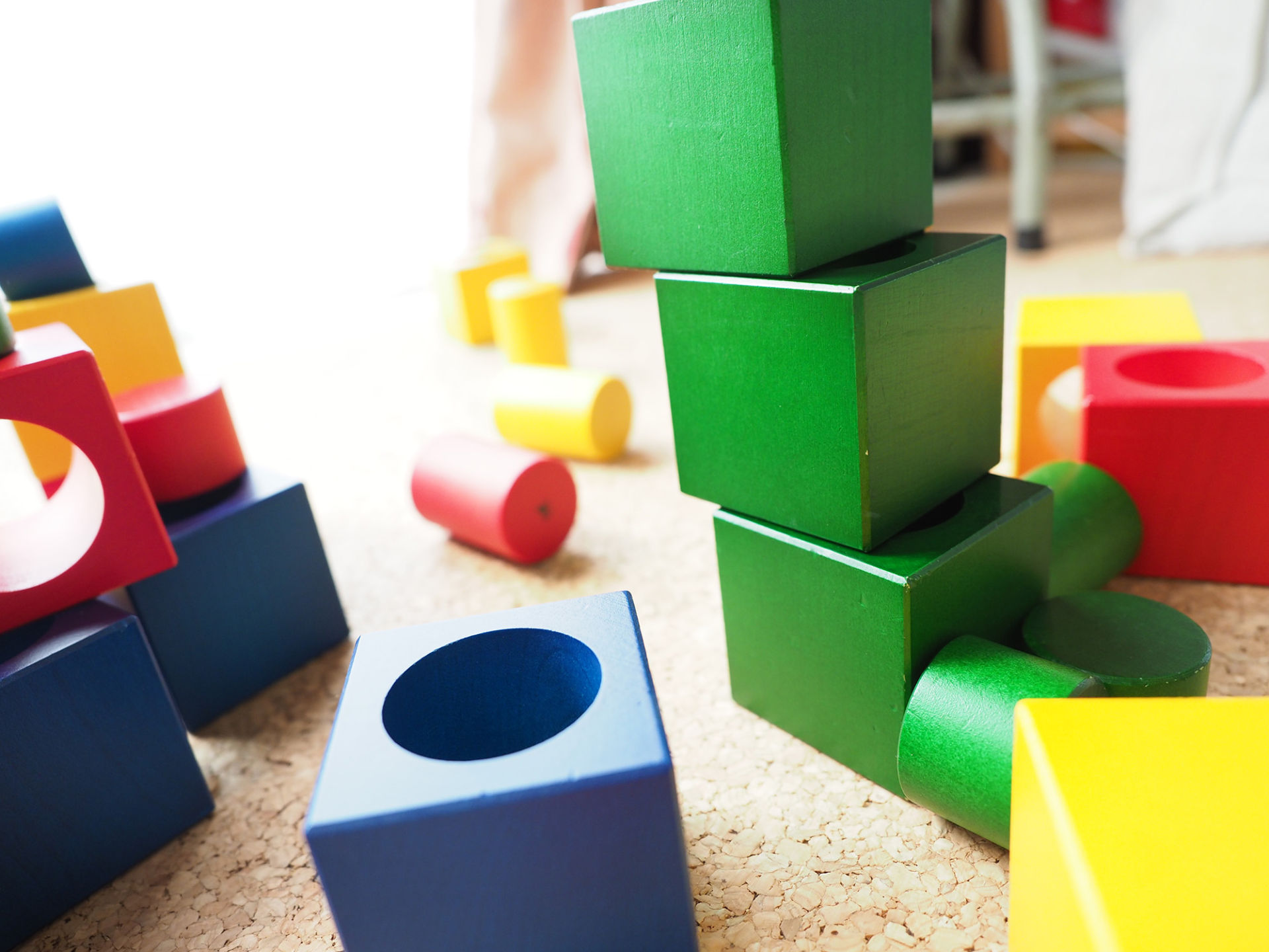ネフ（Naef）社／スイス 「リグノ」のレビュー｜4色×4個の立方体と円柱で構成された積み木　クリスマスプレゼントにもおすすめ！｜スイスのおもちゃ